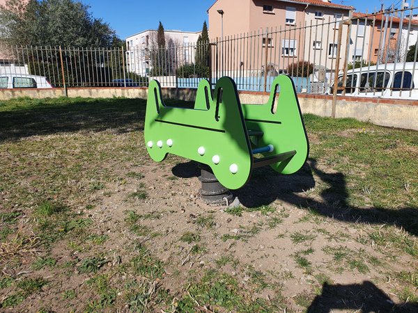 Pose aire de jeu sur gazon naturel pelouse. Société de pose aire de jeux et sol amortissant en Occitanie Toulouse, Montpellier