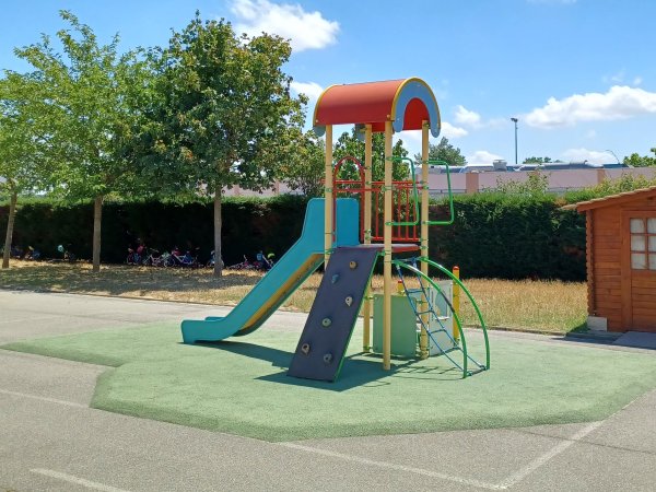 Dépose de sol souple et de jeux dans une école dans la haute-Garonne. Chantier travaux publics 31