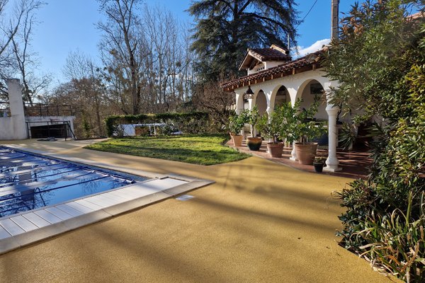 Sol amortissant tour de piscine pour particulier. Pose de sol souple piscine en Occitanie. Occitanie Sports Loisirs