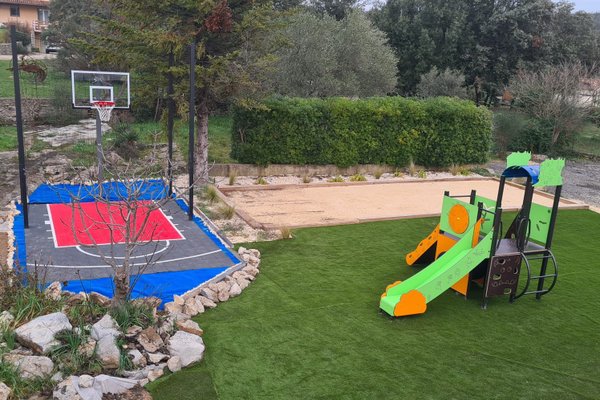 Installation terrain de basket chez un particulier et une aire de jeux