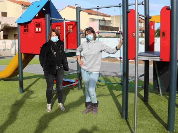 Création d'aire de jeux dans école Pyrénées Orientales Gazon synthétique avec dalles amortissantes en mousse recyclée
