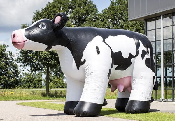 Vache gonflable géante