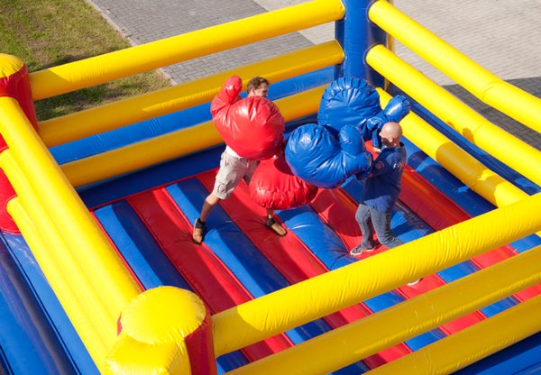 Jeux gonflables sportifs pour adultes et enfants. Strcuture gonflable professionnelle pour parcs de jeux, location et camping.