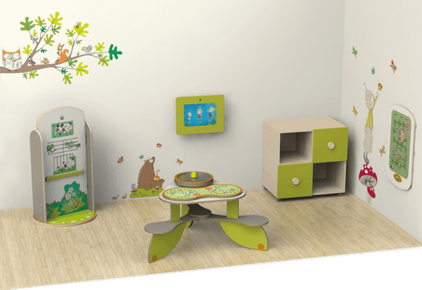 Jeux et mobilier en bois pour salle d'attente ou espace de jeux pour enfant intérieur.